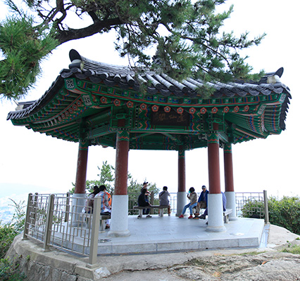 달선각에서 사람들이 앉아서 쉬고있는 모습