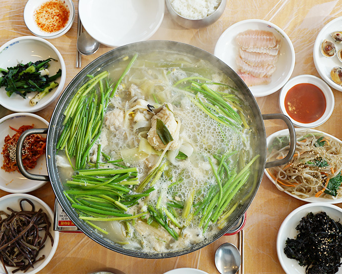 시원하게 끊고있는 아구탕 한상