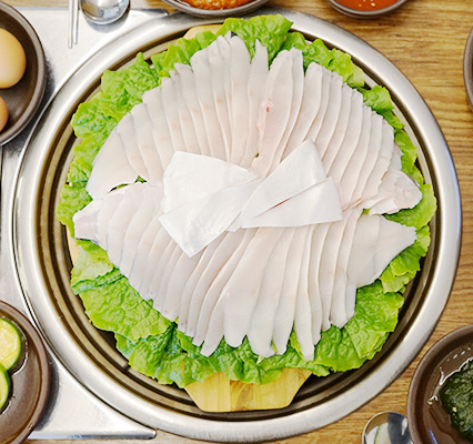 상추위에 가지런히 올라간 병어회 한접시