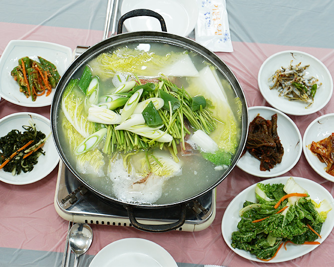 먹음직스러운 우럭간국 한상